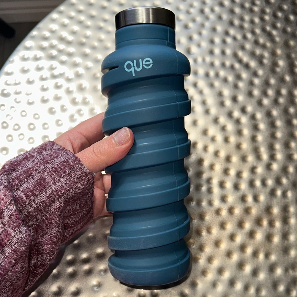 Que Teal Spiral Water Bottle